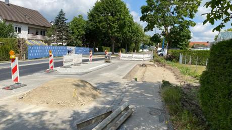 Der Bau des neuen Geh- und Radwegs mit barrierefreien Bushaltestellen und Querungshilfen über die Hauptstraße ist inzwischen in den letzten Zügen. In wenigen Wochen ist das Projekt abgeschlossen.