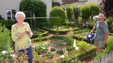 Emma und Ludwig Müller haben einen Bauerngarten vor dem Haus und ein naturnah bewirtschaftetes Blumenparadies im Hinterhof.