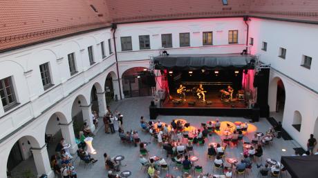 Besonders stimmungsvoll sind Open-Air-Konzerte im Friedberger Schlosshof. 
