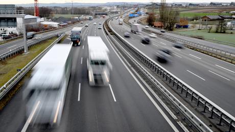 Ein Lastwagenfahrer, der an der A7 bei Kellmünz von der Polizei kontrolliert wurde, hat es mit den Verkehrsregeln in Deutschland nicht so genau genommen.  