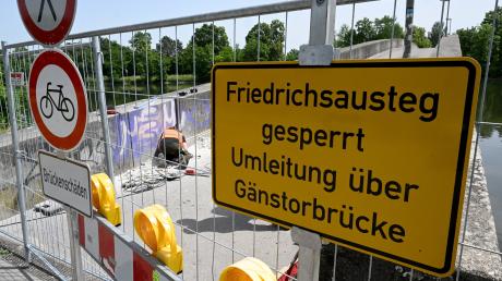 Im Sommer war der Donausteg schon einmal gesperrt, jetzt stehen erneut Bauarbeiten an. Unbekannte haben eines der Hinweisschilder gestohlen. 