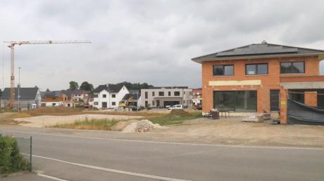 Das Neubaugebiet "Am Brunnen" in Rehling ist enorm gewachsen. Der Gemeinderat hat nun den Verkauf weiterer sechs Plätze beschlossen. Davon für vier Doppelhaushälften und zwei Einfamilienhäuser.