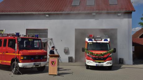 Erst kam Rauch aus der Fahrzeughalle, dann fuhr das mit Girlanden geschmückte neue Fahrzeug der Obermaxfelder Feuerwehr auf den Platz.