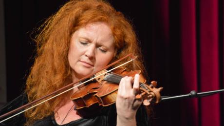 Augen zu, volle Konzentration: Martina Eisenreich verzaubert mit ihrer Geige das Publikum in Kaisheim.
