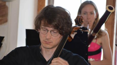Mit seinem Cello trat er in Leitheim in einen reizvollen Dialog mit den Instrumenten von PentAnemos: Jakob Spahn.