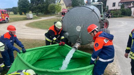 Eine Feuerwehrübung in Lützelburg zeigt, wie Feuerwehr und Landwirte bei Dürre und Brandgefahr zusammenarbeiten.