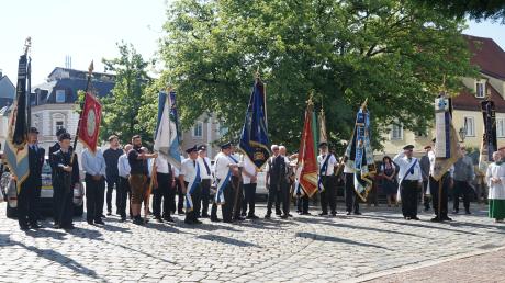 Die Krieger- und Soldatenkameradschaft Aichach feierte am Sonntag ihr 150-jähriges Bestehen. Vorsitzender Georg Schmid legte am alten Kriegerdenkmal von 1898 an der Stadtpfarrkirche einen Kranz nieder. 