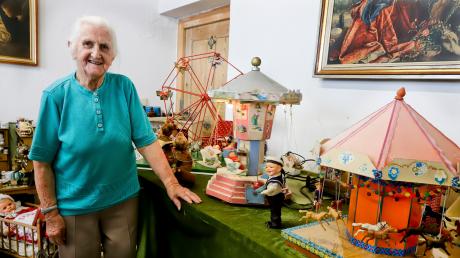 Die 92-jährige Sammlerin Theresia Nagler hat eine Ausstellung mit dem Titel "Es war einmal" in der Ziegelhütte 30 aufgebaut.