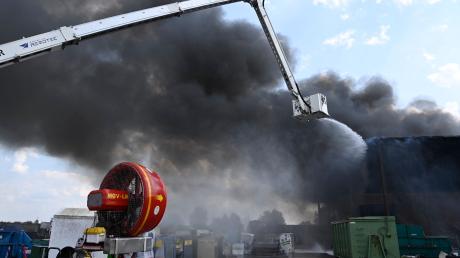 In Augsburg-Inningen hat eine Lagerhalle gebrannt. Die Feuerwehr löschte mit einem Großaufgebot.