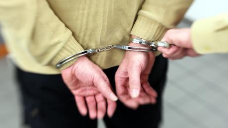 Ein junger Karlshulder musste von der Polizei festgenommen werden, weil er gegen die Beamten handgreiflich wurde. 