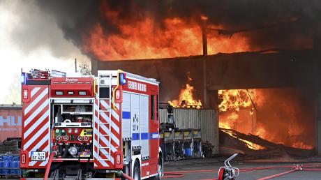 Der Brand einer Lagerhalle im Augsburger Stadtteil Inningen hat für einen Großeinsatz gesorgt. Die Menschen wurden vor einer großen Rauchwolke fast im gesamten Stadtgebiet gewarnt.                                         