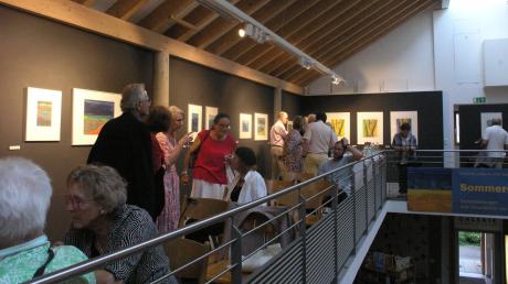 Zahlreiche Besucher waren bei der Eröffnung der Ausstellung von Veronika Flesch in der Galerie St. Ottilien.