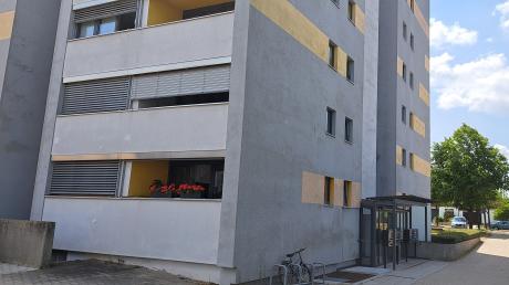 In einer Wohnung in einem Mehrfamilienhaus in der Albert-Schweitzer-Straße in Kaufering kam es im Juni 2023 zu einer tödlichen Auseinandersetzung unter Brüdern.