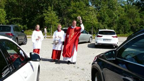 Pfarrer Hubert Ratzinger segnete mit zwei Ministrantinnen die Fahrzeuge in Großaitingen.