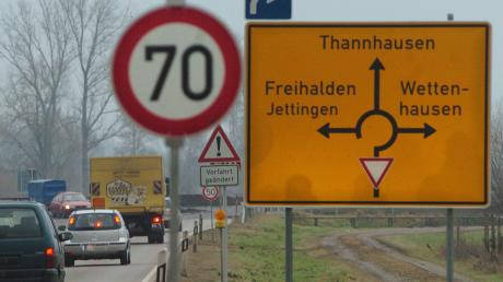 Im Kreisverkehr auf der Ortsumgehung von Jettingen-Scheppach wurde ein Quad übersehen. Der Fahrer zog sich schwere Verletzungen zu. 