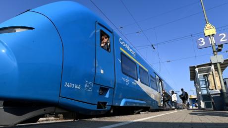Am Bahnhof in Meitingen kam es im vergangenen Mai zu einer brutalen Attacke. Nun startet der Prozess gegen den mutmaßlichen Täter. 