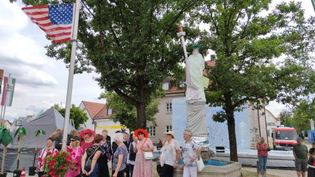 Die Marienstatue am Marktplatz ist bei der Dorfhelden-Wette am Dienstag in Kühbach zur Freiheitsstatue geworden.