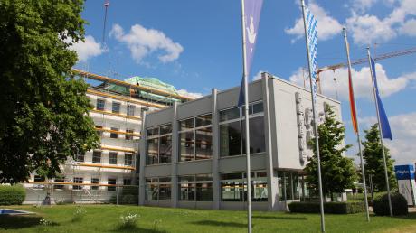 Derzeit wird das Landratsamt in Mindelheim zwar um ein viertes Stockwerk erweitert, doch das wird die Raumnot langfristig nicht lindern.