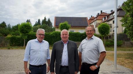 Zweiter Bürgermeister wurde Manfred Steger (links im Bild) und Dritter Bürgermeister Klaus Engelbrecht (rechts). In der Mitte steht der Erste Bürgermeister, Georg Stoller.