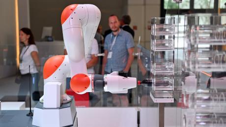 Kuka präsentiert sich auf der Automatica, der Weltleitmesse für Robotik in München. 