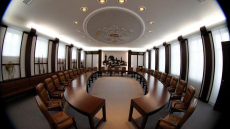 Im Sitzungssaal des Burgauer Rathauses wurde der Haushalt 2024 analysiert. 