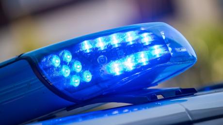 Die Polizei Laichingen ermittelt, nachdem ein Mann auf einem Parkplatz an seinem Glied herumspielte.