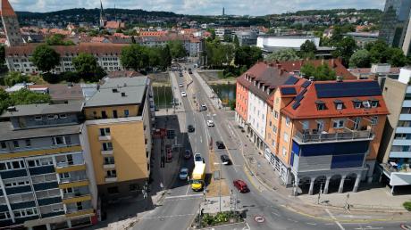 Die Brückenstraße in Neu-Ulm zwischen dem Augsburger-Tor-Platz (im Vordergrund) und der Gänstorbrücke soll neu gestaltet werden. 