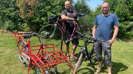 Matthias Eder (rechts) und Stefan Linck bieten in ihrem Online-Shop "Stahlrenner GbR" Restaurierung, E-Bike-Umrüstung und Upcycling an. Das rote Lastenrad soll zum E-Bike umgebaut werden.