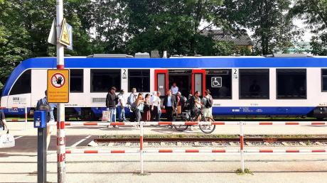 Der 15-Minuten-Takt der Paartalbahn Augsburg-Friedberg wird sehr gut angenommen. Doch nun droht ihm das Aus. 