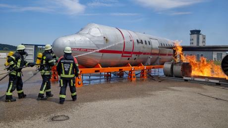 Am Augsburger Flughafen wurden verschiedene Situationen bei einem Flugzeugbrand geübt. Dabei wurden auch freiwillige Feuerwehren aus dem Umland eingebunden. Hier wird ein Fahrwehr- und Triebwerksbrand gelöscht. 