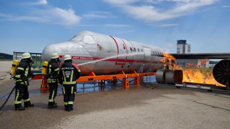 Am Flughafen Mühlhausen wurden verschiedene Situationen bei einem Flugzeugbrand geübt. Dabei wurden auch Freiwillige Feuerwehren aus dem Umland eingebunden. 