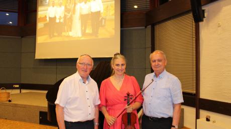 Josef Strzegowski (links) mit seinem Ensemble Feygele: Christina Dexel (Gesang, Violine) und Ulrich Haaf (Piano).