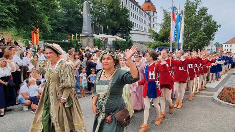 Die Steckenreiter dürfen beim feierlichen Einzug zum Neuburger Schloßfest natürlich nicht fehlen.