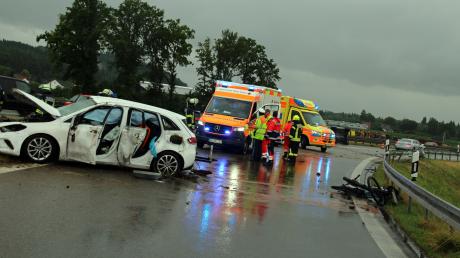 Bei dem Unfall auf der A7 bei Altenstadt wurden vier Personen verletzt. Die Feuerwehr sperrte die Auffahrt. Der Einsatzwagen wurde dann beiseite gefahren.