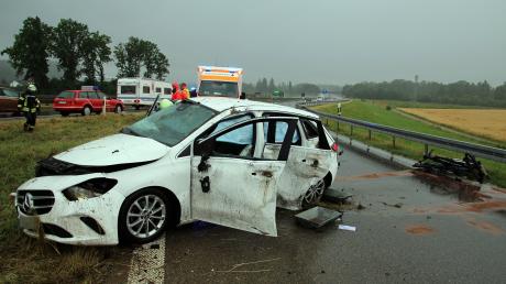 Auf der A7 bei Altenstadt sind am Sonntagmorgen zwei Autos zusammengestoßen. Vier Menschen wurden verletzt.