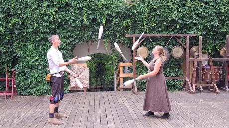 Das Jonglieren mit sechs Keulen wurde mit großem Handgeklapper bedacht.  Das Spectaculum de diabolico
fand im Museumsgarten statt.