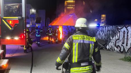 Ein Brand in der Riedingerstraße in Augsburg hat die Berufsfeuerwehr der Stadt beschäftigt.