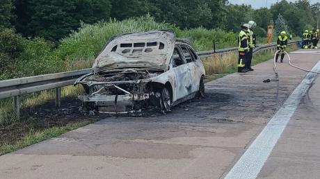 Ein BMW brannte am Samstagnachmittag auf der A8 zwischen Burgau und Zusmarshausen vollständig aus. Die Autobahn war zwischenzeitlich gesperrt.