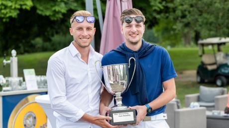 Die Pressecup-Gewinner 2023, Moritz Neumann und Fabian Eger vom GC Augsburg, durften den Wanderpokal der Augsburger Allgemeinen für das beste Nettoergebnis in Empfang nehmen. 