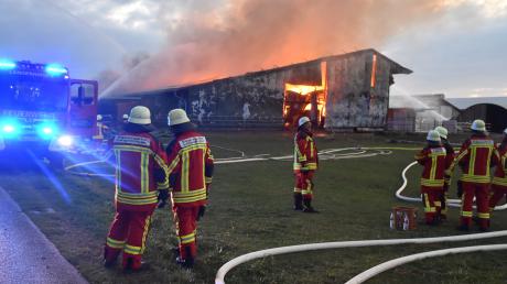 Sechs Feuerwehren aus der Region waren am späten Sonntagabend beim Brand eines landwirtschaftlichen Anwesens in Gennach mit den Löscharbeiten beschäftigt