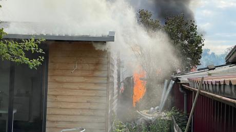 In einer Kleingartenanlage nahe Muthenhölzle in Neu-Ulm sind mehrere Gartenhütten ausgebrannt.