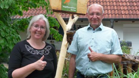 Sabine Heß und ihr Mann Roland wurden vom Landesbund für Vogel- und Naturschutz in Bayern mit der Auszeichnung „Vogelfreundlicher Garten“ geehrt.