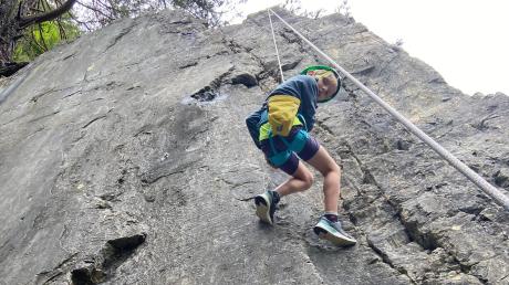 Der achtjährige Samuel Adelwarth wagt sich an den steilsten Hang.
