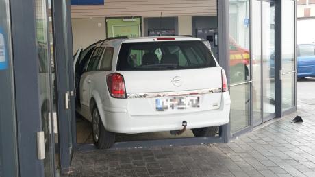 Dieser weiße Opel Astra krachte Mitte Juli 2023 in den Pfandrückgabebereich eines Supermarktes auf dem Milchwerk-Gelände in Aichach. Der Fahrer stand jetzt in Aichach vor Gericht. 