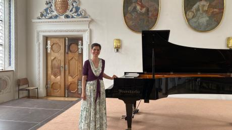 Brigitte Nerdinger, die auf dem Bösendorfer Flügel drei Sätze aus Debussy „Images I“ spielte.