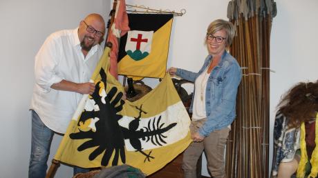 Matthias Müller und Daniela Schmid im Lager in der Landsberger Saarburgstraße mit der schwarz-gelben Landsknecht-Fahne.