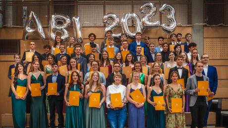 54 Schülerinnen und Schüler des Abiturjahrgangs 2023 bekamen am Friedberger Gymnasium ihre Abiturzeugnisse.
