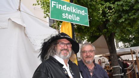 Die Tauchfreunde Neuburg, auf dem Bild der Vorsitzende Erich Posch (rechts) und der zweite Vorsitzende Jürgen Antesberger, betreiben seit 2001 die Findelkindstelle auf dem Schloßfest. 