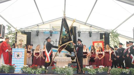 Drei Tage lang feierte die Freiwillige Feuerwehr Mühlhausen ihr 125-jähriges Bestehen. Besonders beeindruckend war der "brüderliche Gruß" mit der Gebenhofer Fahne.   