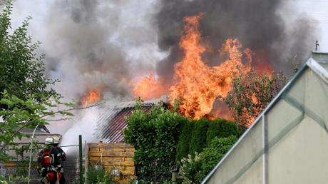 Beim Brand in der Kleingartenanlage Jakobsruhe in Neu-Ulm zwischen B28 und Illerkanal sind bis zu zehn Hütten zerstört worden.